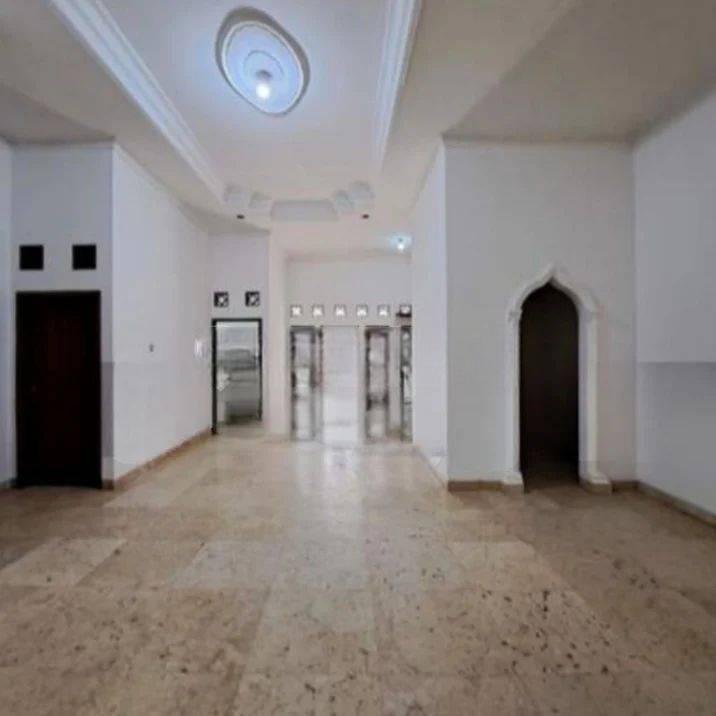 Di Sewa rumah siap huni bisa untuk kantor lokasi strategis Pinggir Jalan Row Jalan 2 Mobil