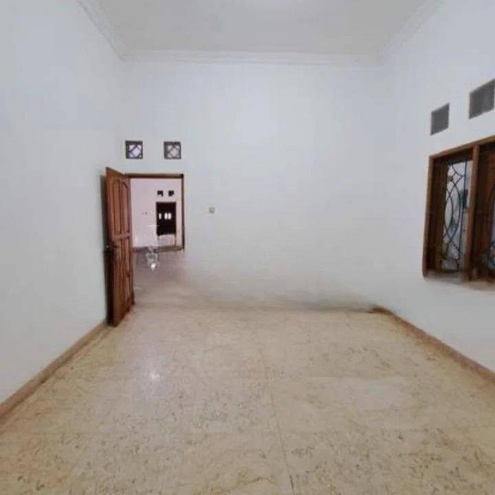 Di Sewa rumah siap huni bisa untuk kantor lokasi strategis Pinggir Jalan Row Jalan 2 Mobil