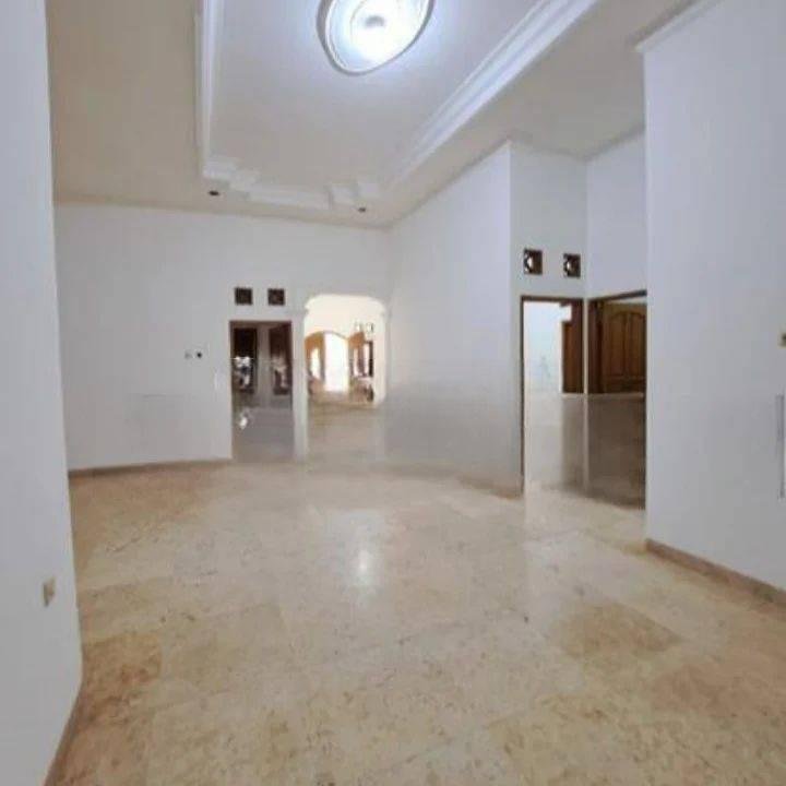 Di Sewa rumah siap huni bisa untuk kantor lokasi strategis Pinggir Jalan Row Jalan 2 Mobil