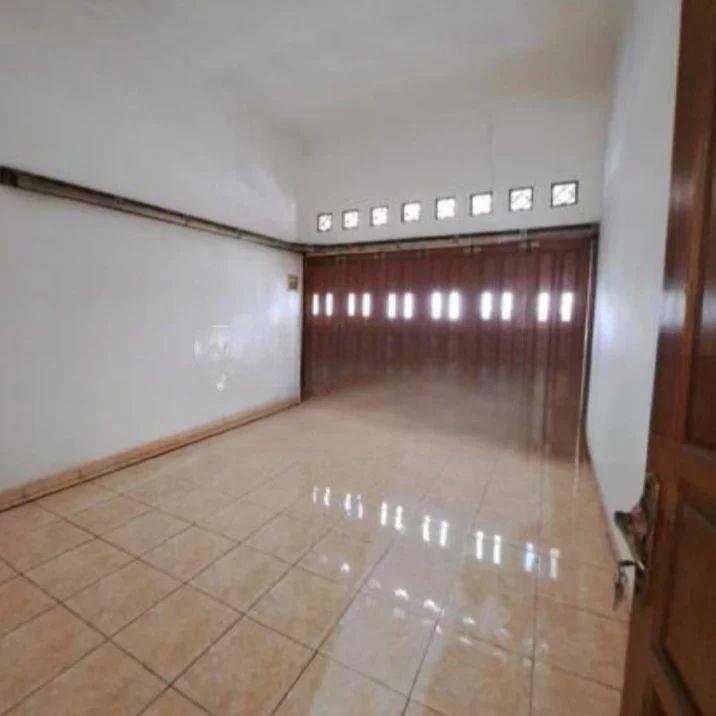 Di Sewa rumah siap huni bisa untuk kantor lokasi strategis Pinggir Jalan Row Jalan 2 Mobil