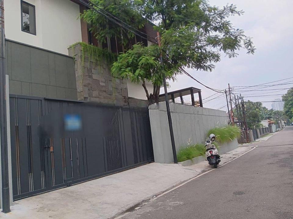 CIPETE CILANDAK LUXURIOUS COMPORTABLE SWIMMING POOL DAN TAMAN BELAKANG DAN SAMPING JAKARTA SELATAN