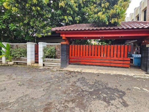 Rumah Strategis Jl. Anggrek