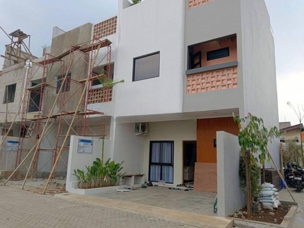 Rumah baru depan kampus sahid jalan utama pondok cabe