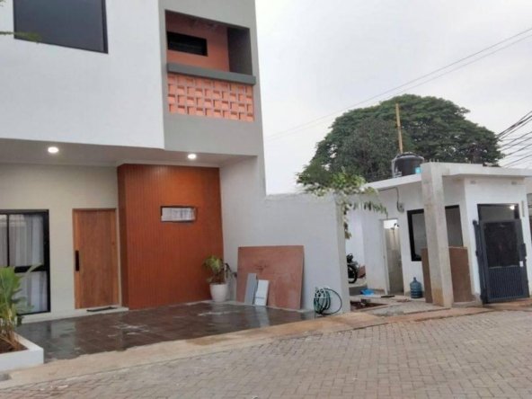Rumah 3 lantai di lengkapi rooftop