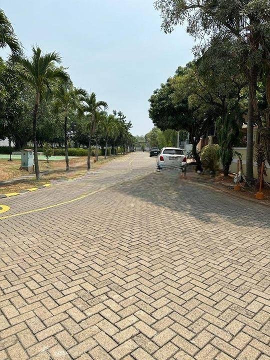 Rumah Pantai Indah Kapuk Hoek Di Jalan Boulevard SHM