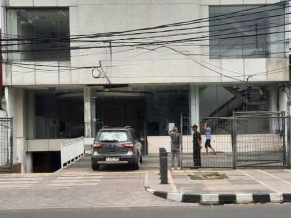 Rumah 3 lantai + basement disewakan di Area Senopati - Gunawarman