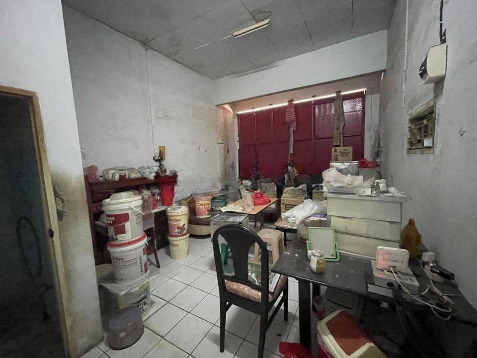 dhyana Rumah lama lt 213m2 di jalan raya jelambar dhyana Rumah lama lt 213m2 di jalan raya jelambar