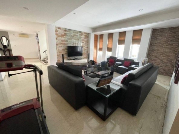 INI RUMAH CAKEP BENERR!! Rumah Mewah di Taman Harapan Indah Jelambar Bagus dan HAMPIR FULL FURNISHED!! Hadap Selatan!