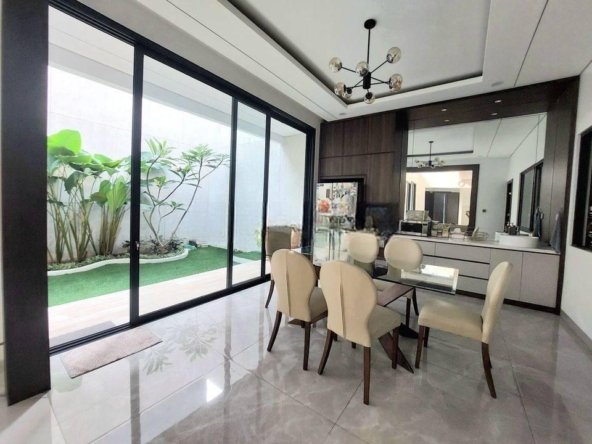 Rumah Modern Tropical Baru Semi Furnished di Green Belt Alam Sutera - Kamar Utama Besar -