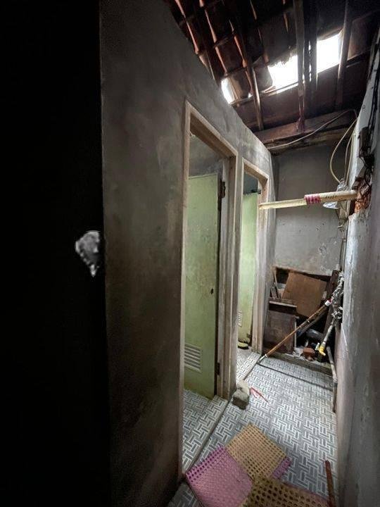 dhyana Rumah tua lt 68m2 bebas banjir di jelambar