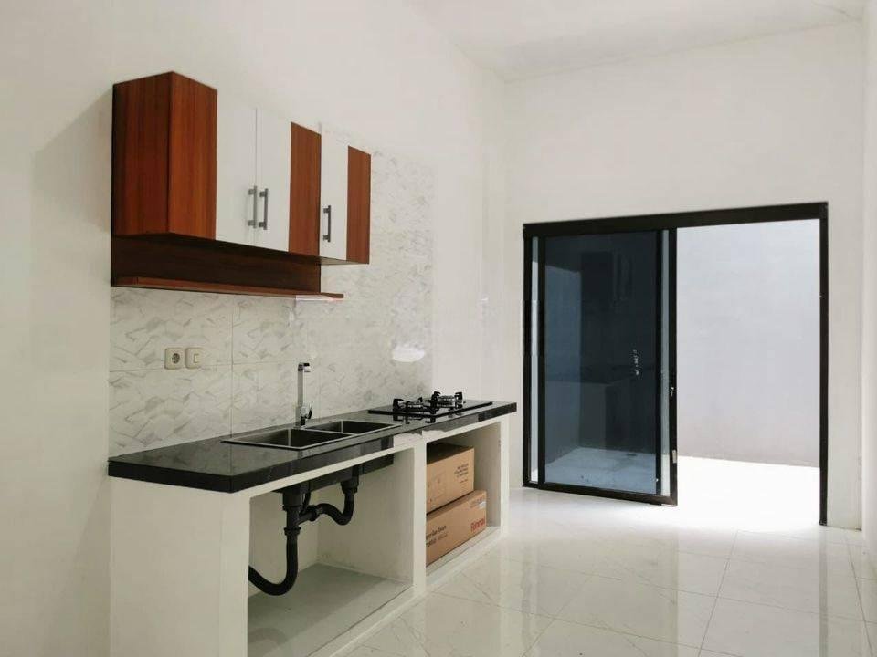 RUMAH BARU 3 LANTAI SIAP HUNI DI JELAMBAR