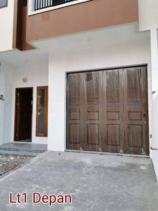RUMAH BARU 3 LANTAI SIAP HUNI DI JELAMBAR