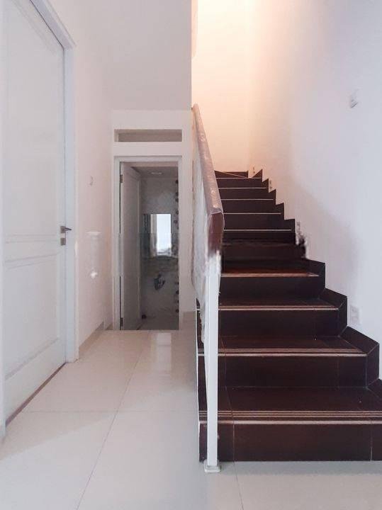 Rumah 2 Lantai 4+1 Kamar tidur di Bintaro