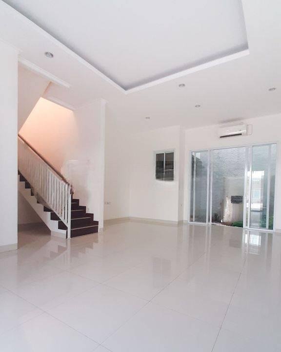 Rumah 2 Lantai 4+1 Kamar tidur di Bintaro