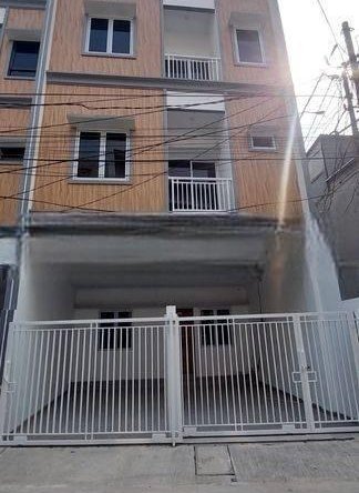 Rumah tanjung duren di Jalan menteng 3 Lantai SHM jalan 2 mobil lega