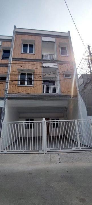 Rumah tanjung duren di Jalan menteng 3 Lantai SHM jalan 2 mobil lega Rumah tanjung duren di Jalan menteng 3 Lantai SHM jalan 2 mobil lega
