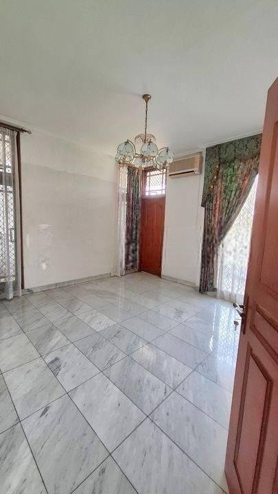 bagus dan nyaman di jalan boulevard komplek Intercon Kebon Jeruk