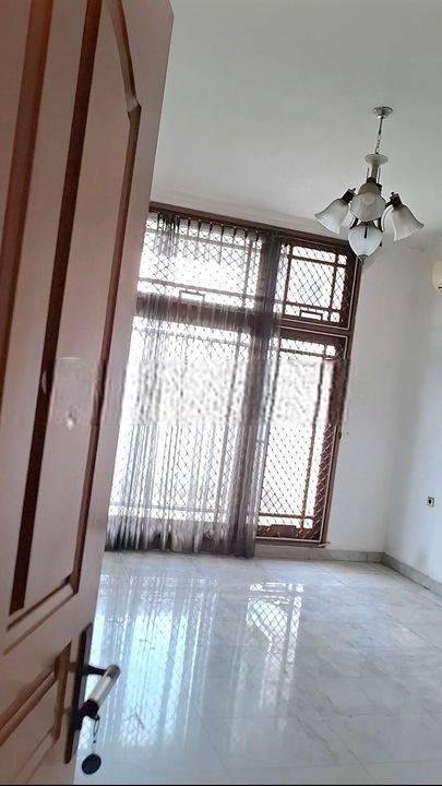 bagus dan nyaman di jalan boulevard komplek Intercon Kebon Jeruk