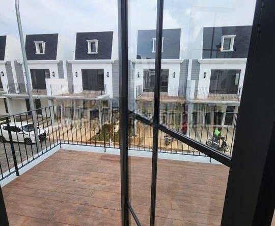 Disewa Maison De Wisteria 7x10 Ada Attic Room