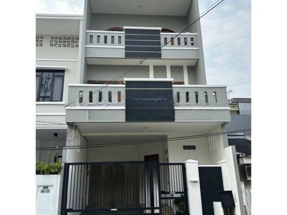 Disewakan Rumah Bagus, 3 Lantai, di Kelapa Gading 4 Disewakan Rumah Bagus, 3 Lantai, di Kelapa Gading Disewakan Rumah Bagus