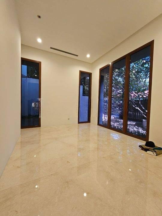 FOR RENT TROPICAL HOME RARE. BEST LOCATION KEBAYORAN BARU JAKARTA SELATAN