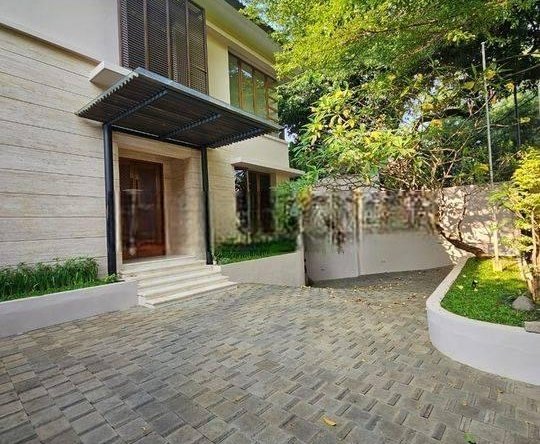 FOR RENT TROPICAL HOME RARE. BEST LOCATION KEBAYORAN BARU JAKARTA SELATAN