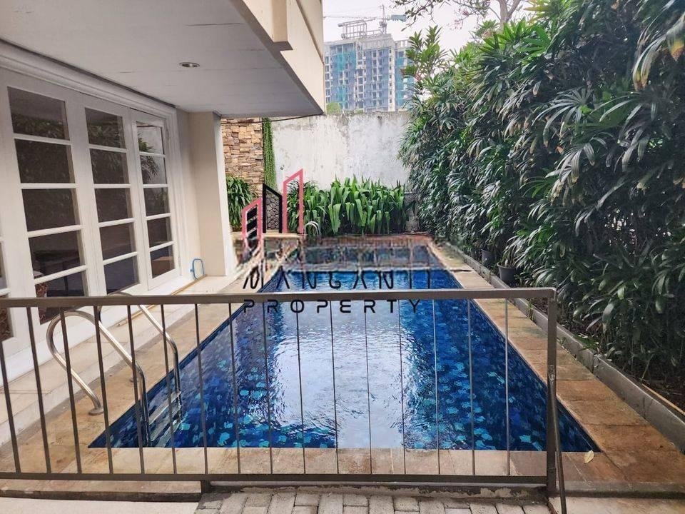 DISEWAKAN RUMAH CANTIK CEPAT PRIVATE POOL BISA SILENT OFFICE ATAU TEMPAT TINGGAL LOKASI DEKAT SENAYAN DAN SENOPATI DAN DEKAT MABES HARGA MURAH AREA HANGLEKIR KEBAYORAN BARU JAKARTA SELATAN