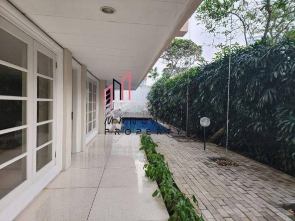 DISEWAKAN RUMAH CANTIK CEPAT PRIVATE POOL BISA SILENT OFFICE ATAU TEMPAT TINGGAL LOKASI DEKAT SENAYAN DAN SENOPATI DAN DEKAT MABES HARGA MURAH AREA HANGLEKIR KEBAYORAN BARU JAKARTA SELATAN