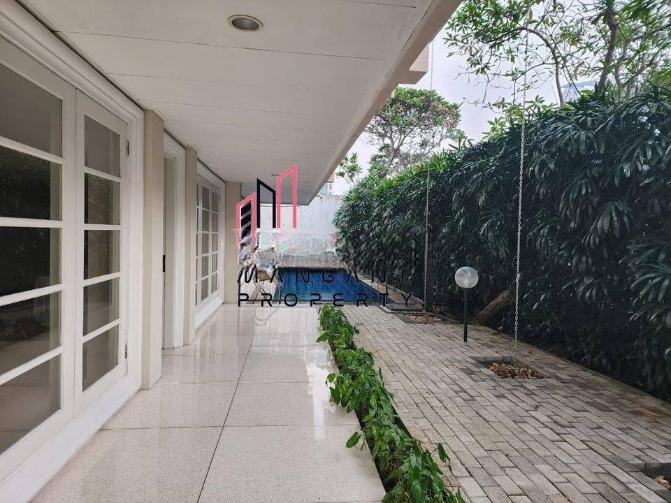 DISEWAKAN RUMAH CANTIK CEPAT PRIVATE POOL BISA SILENT OFFICE ATAU TEMPAT TINGGAL LOKASI DEKAT SENAYAN DAN SENOPATI DAN DEKAT MABES HARGA MURAH AREA HANGLEKIR KEBAYORAN BARU JAKARTA SELATAN
