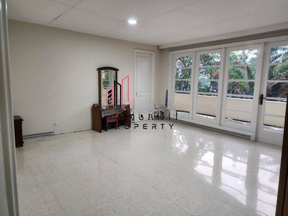 DISEWAKAN RUMAH CANTIK CEPAT PRIVATE POOL BISA SILENT OFFICE ATAU TEMPAT TINGGAL LOKASI DEKAT SENAYAN DAN SENOPATI DAN DEKAT MABES HARGA MURAH AREA HANGLEKIR KEBAYORAN BARU JAKARTA SELATAN