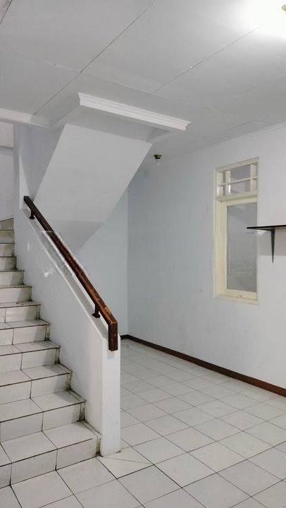 DISEWAKAN RUMAH TAMAN PALEM 2 lantai BARU RENOV