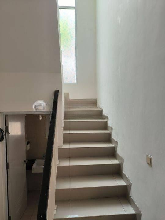 ( RUMAH SIAP HUNI ) DISEWAKAN RUMAH 2 LANTAI & CLUSTER ELITE