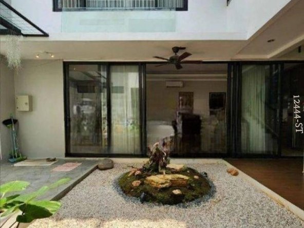 kan Rumah Posisi Hook Dilengkapi Swimming Pool DiKebayoran