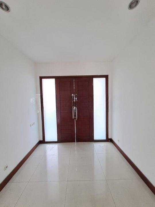 Rumah modern minimalis 3lantai dengab kolam renang Rumah modern minimalis 3lantai dengab kolam renang