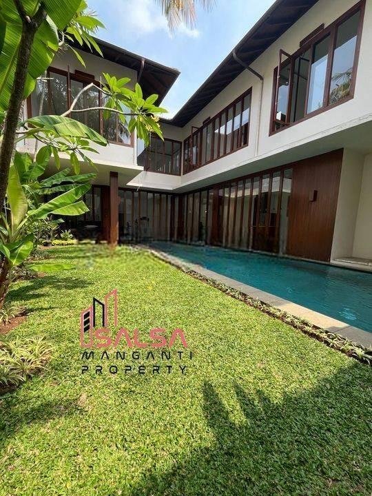 DISEWAKAN RUMAH TROPICAL GARDEN MODERN TAMAN CANTIK PRIVATE POOL DALAM COMPOUND SIAP HUNI DEKAT SEKOLAH PRANCIS DAN KEMANG DAN KEBAYORAN BARU AREA CIPETE JAKARTA SELATAN