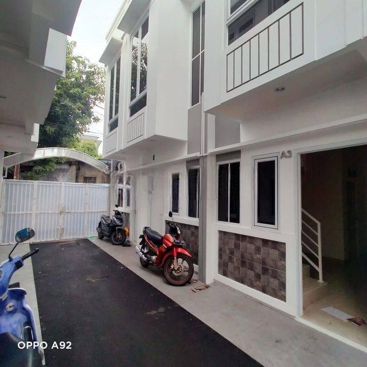 Rumah 2 Lantai dekat Pasar Pramuka Jakarta Timur