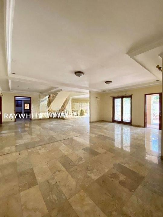 Rumah 2lantai Luas Parkirannya Lokasi Brawijaya Krbayoran Baru