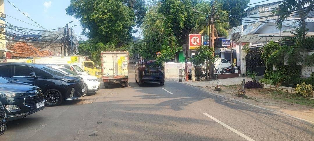 Rumah Ex Kantor di Jalan Senayan Kebayoran Baru