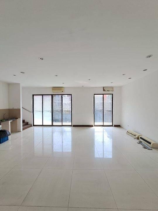 Rumah modern minimalis 3lantai dengab kolam renang Rumah modern minimalis 3lantai dengab kolam renang
