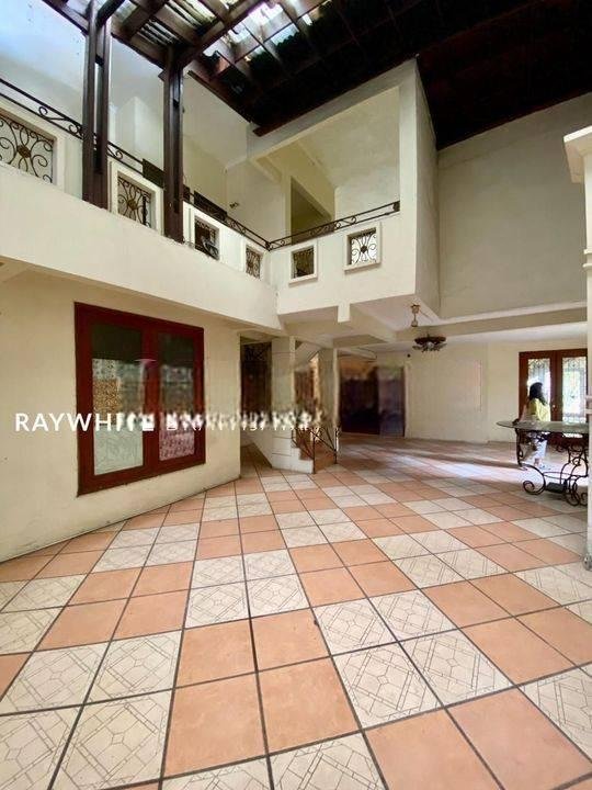 Rumah 2lantai Luas Parkirannya Lokasi Brawijaya Krbayoran Baru