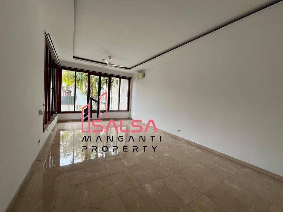 DISEWAKAN RUMAH TROPICAL GARDEN MODERN TAMAN CANTIK PRIVATE POOL DALAM COMPOUND SIAP HUNI DEKAT SEKOLAH PRANCIS DAN KEMANG DAN KEBAYORAN BARU AREA CIPETE JAKARTA SELATAN
