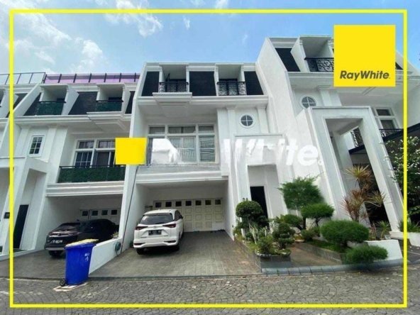 Madja Residence 3 lantai Semi Furnished & ada Kolam Renang