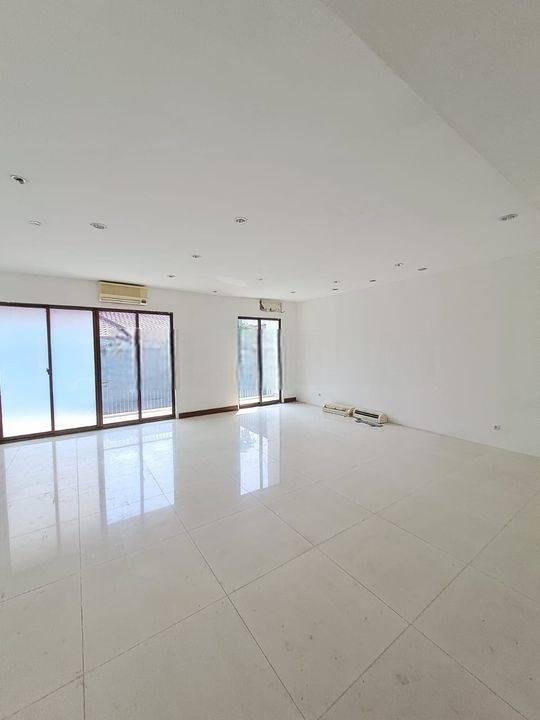 Rumah modern minimalis 3lantai dengab kolam renang Rumah modern minimalis 3lantai dengab kolam renang