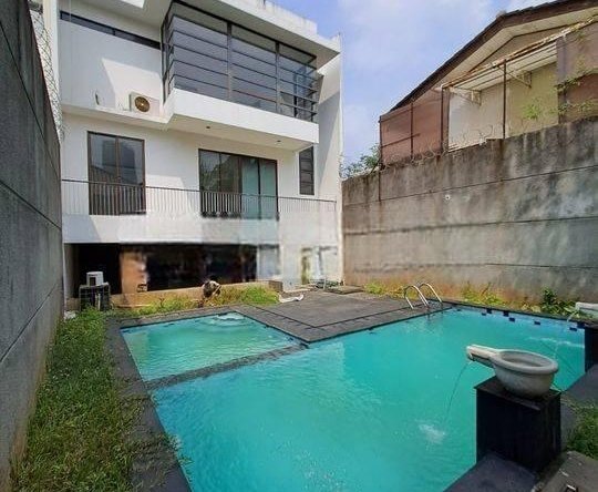 Rumah modern minimalis 3lantai dengab kolam renang