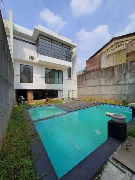 Rumah modern minimalis 3lantai dengab kolam renang Rumah modern minimalis 3lantai dengab kolam renang