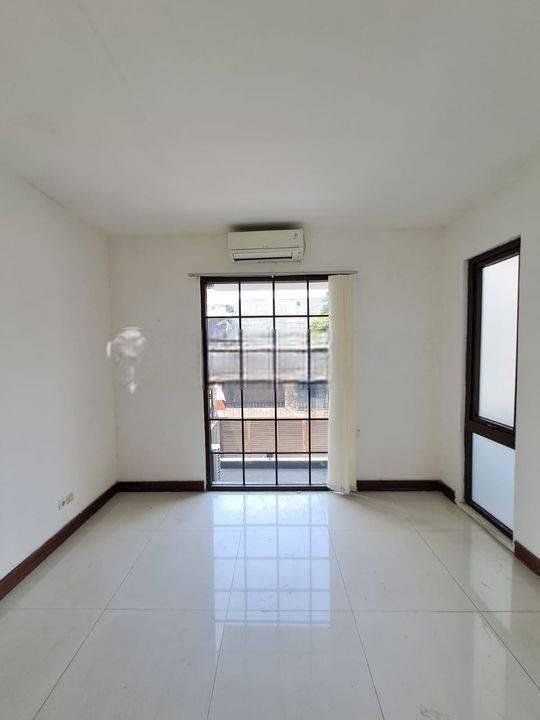 Rumah modern minimalis 3lantai dengab kolam renang Rumah modern minimalis 3lantai dengab kolam renang