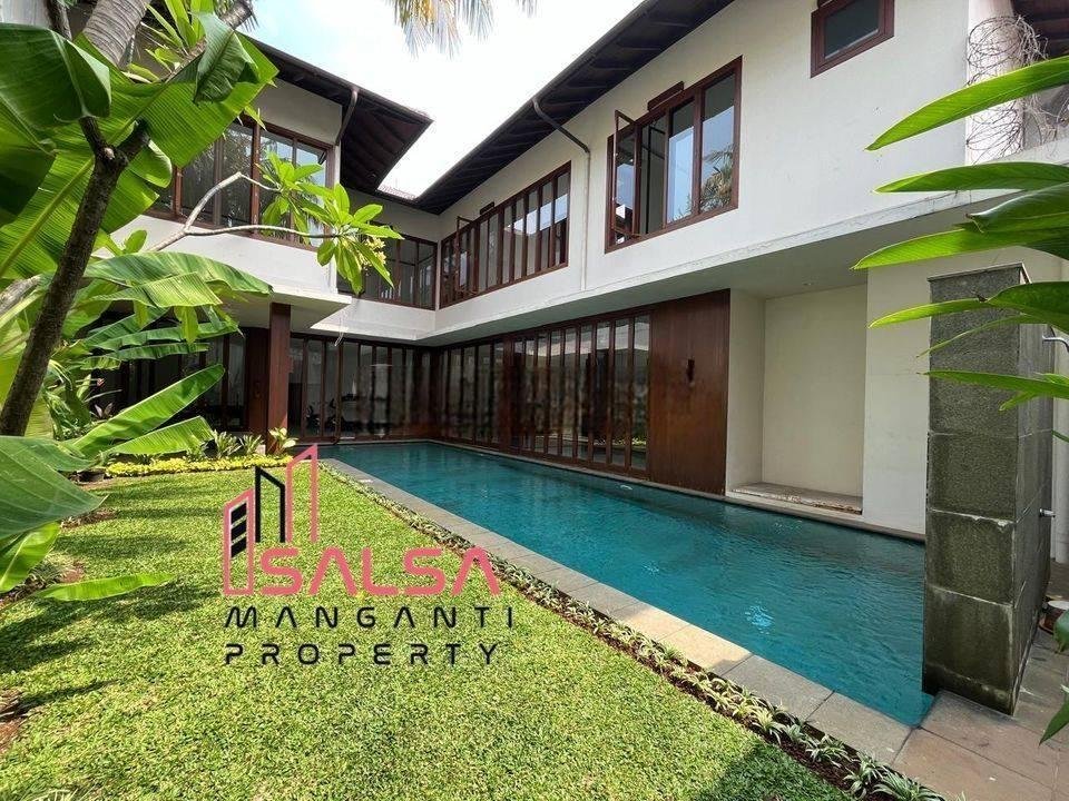 DISEWAKAN RUMAH TROPICAL GARDEN MODERN TAMAN CANTIK PRIVATE POOL DALAM COMPOUND SIAP HUNI DEKAT SEKOLAH PRANCIS DAN KEMANG DAN KEBAYORAN BARU AREA CIPETE JAKARTA SELATAN