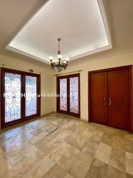 Rumah 2lantai Luas Parkirannya Lokasi Brawijaya Krbayoran Baru