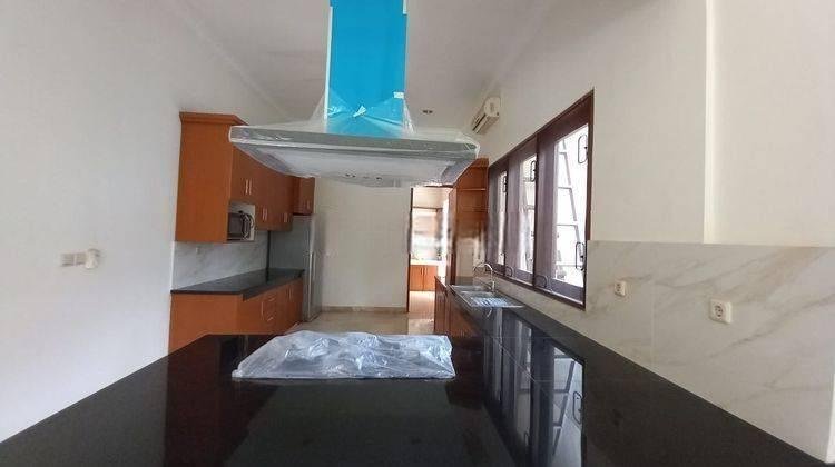 For Rent House Single House Disewakan Cepat Rumah Bangunan 1 Lantai Mewah Single House Taman Cantik Siap Huni Big Garden Harga Murah Good Location Dekat Sekolah Prancis Taman Luas dan Besar Lokasi Strategis harga miring Dan Mrt Dan Kebayoran Baru Dan Kema