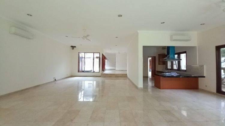 For Rent House Single House Disewakan Cepat Rumah Bangunan 1 Lantai Mewah Single House Taman Cantik Siap Huni Big Garden Harga Murah Good Location Dekat Sekolah Prancis Taman Luas dan Besar Lokasi Strategis harga miring Dan Mrt Dan Kebayoran Baru Dan Kema